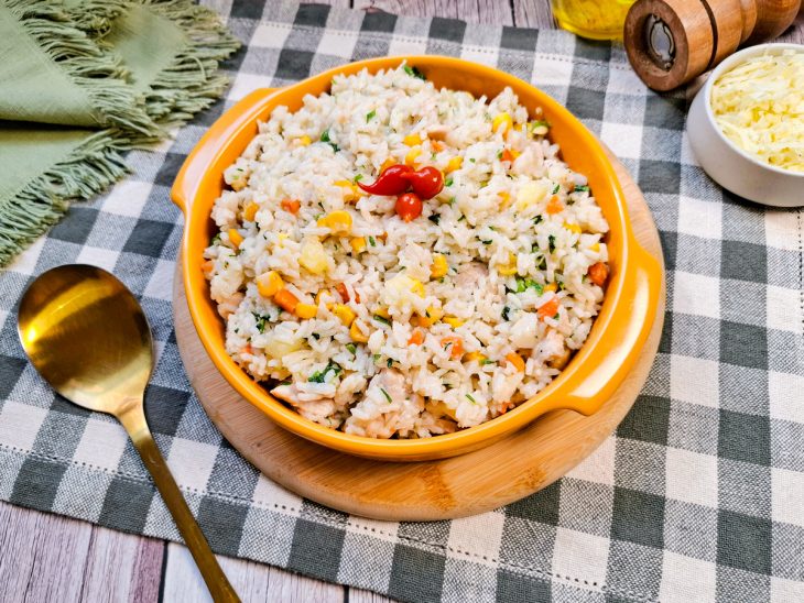 Arroz com frango pronto para consumo.