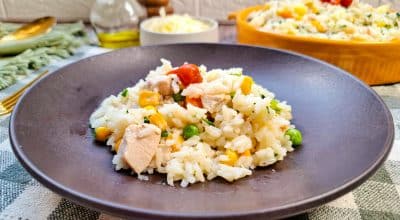 Arroz com frango na panela de pressão