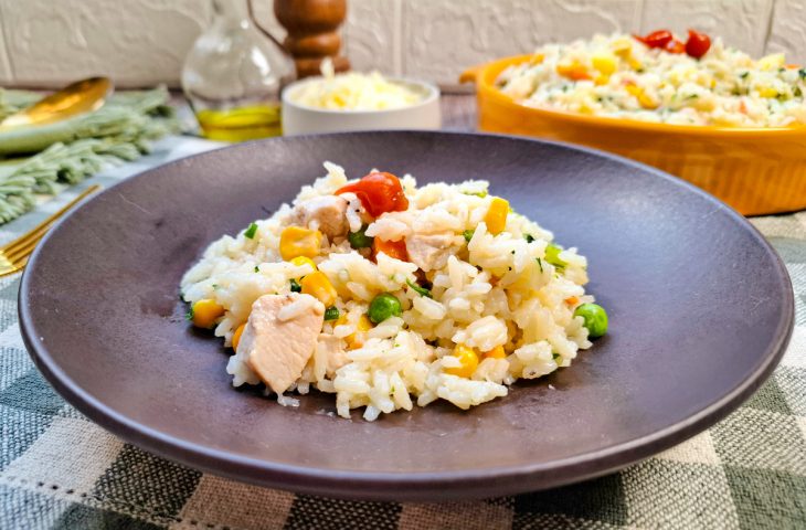 Arroz com frango na panela de pressão
