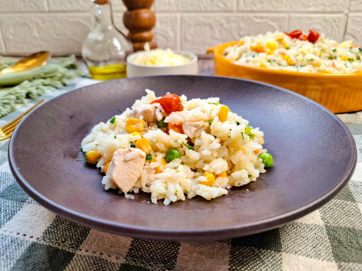 Arroz com frango na panela de pressão