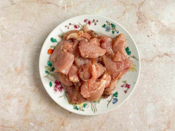 Frango temperado em um prato.
