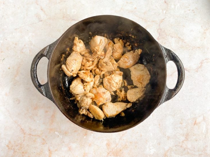 Frango selado na panela.
