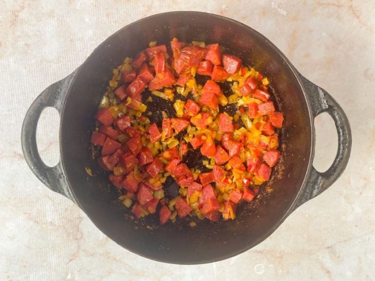 Ingredientes adicionados na panela com chouriço.