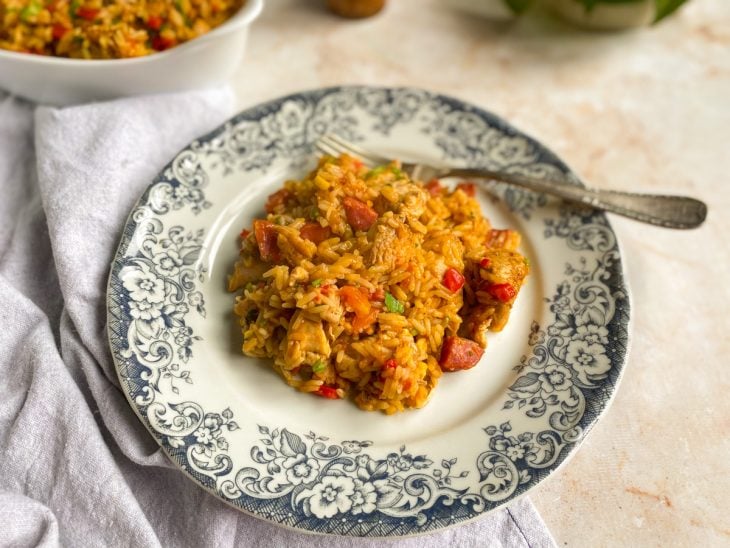 Arroz com galinha servido em um prato individual.