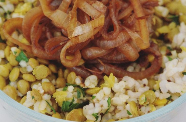 Arroz com lentilha e cebola caramelizada