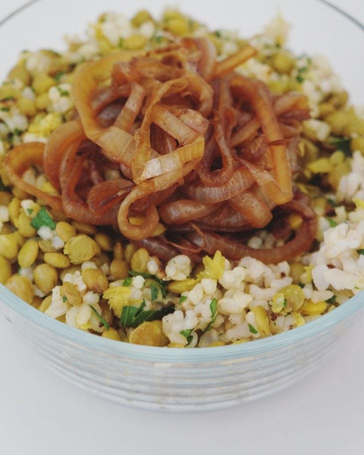 Arroz com lentilha e cebola caramelizada