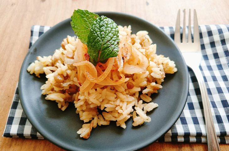 Arroz com lentilha e cebolas douradas