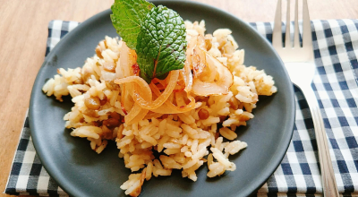 Arroz com lentilha e cebolas douradas