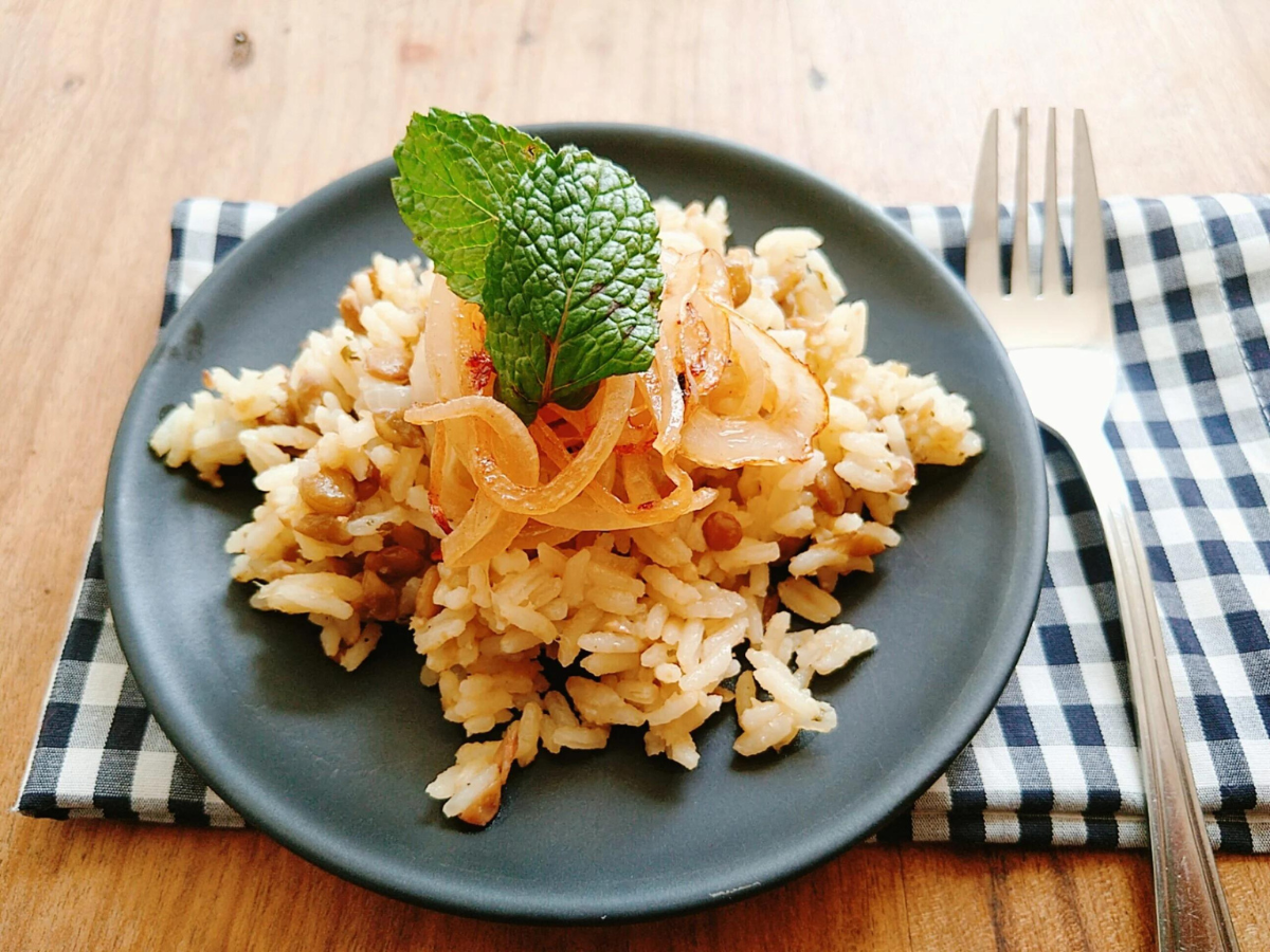 Arroz com lentilha e cebolas douradas