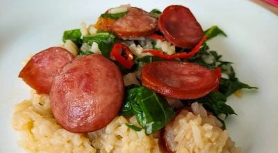 Arroz com linguiça e couve
