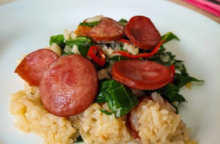 Arroz com linguiça e couve