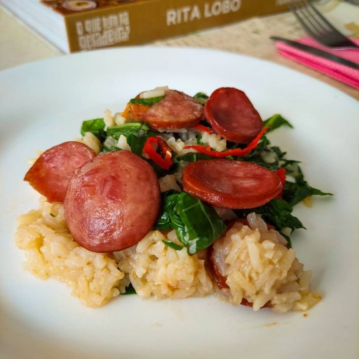 Arroz com linguiça e couve