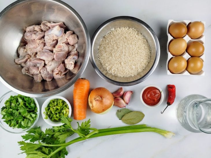 Ingredientes para a receita separados em uma bancada.