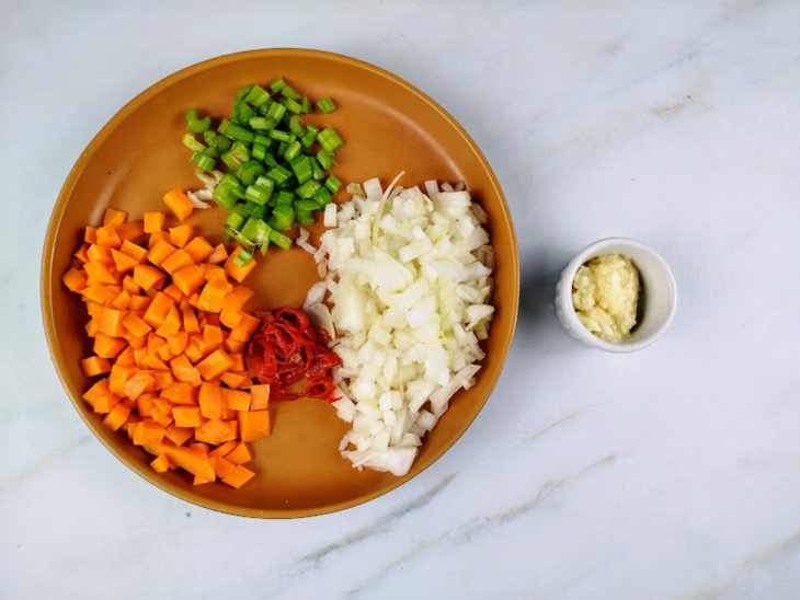 Ingredientes picados em um prato.