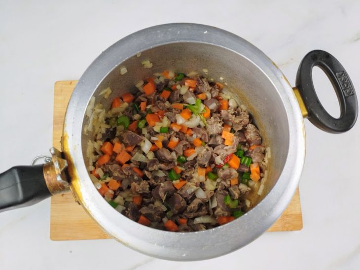 Ingredientes picados adicionados na panela de pressão.
