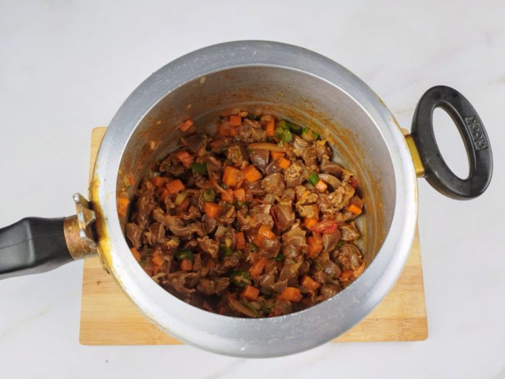 Ingredientes cozidos na panela de pressão.