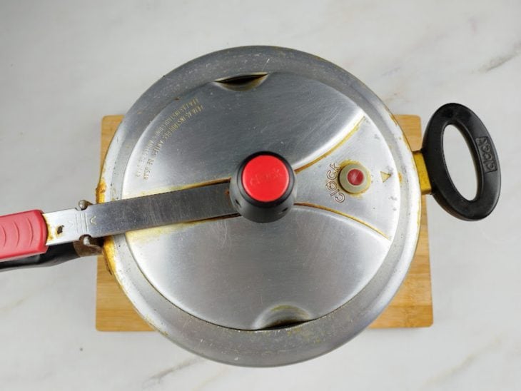 Panela de pressão tampada.