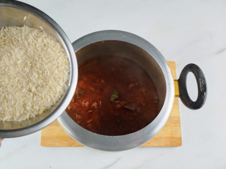 Arroz adicionado na panela.