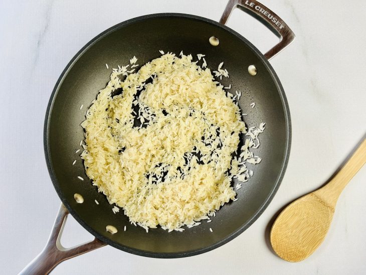 Arroz com azeite na frigideira.