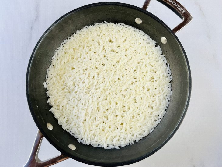 Arroz cozido na frigideira.