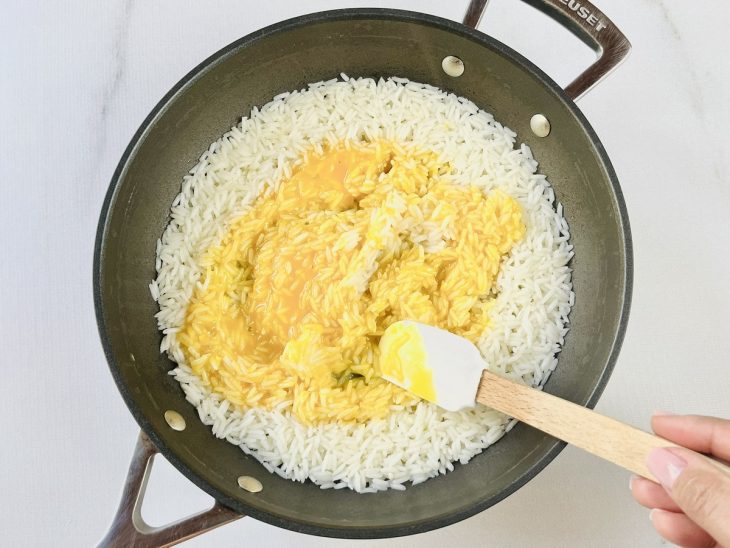 Gemas adicionadas na frigideira com arroz.