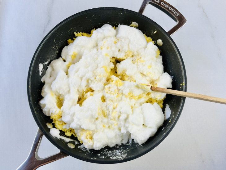 Claras adicionadas na frigideira com arroz.