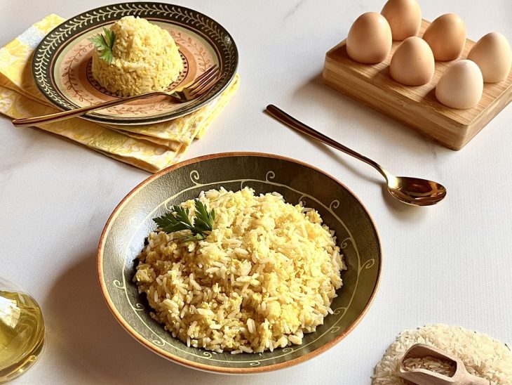Arroz com ovo pronto para consumo.