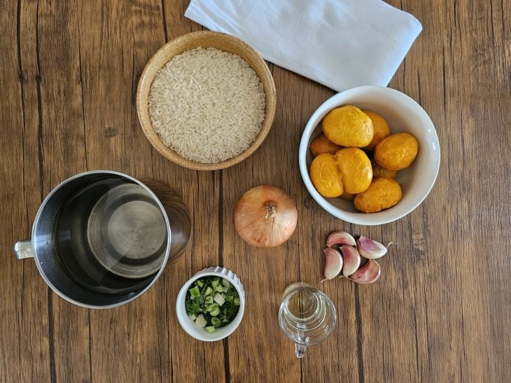 ingredientes do arroz com pequi reunidos na bancada.