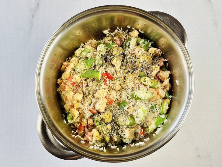 Arroz e temperos secos adicionados na panela.