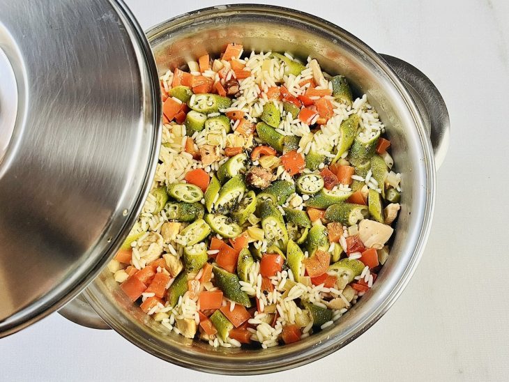 Panela de arroz com quiabo.
