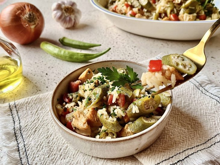 Porção de arroz com quiabo colocada num recipiente individual.