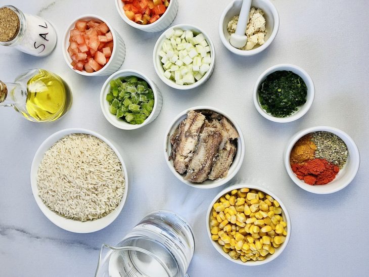 Ingredientes reunidos em uma bancada.