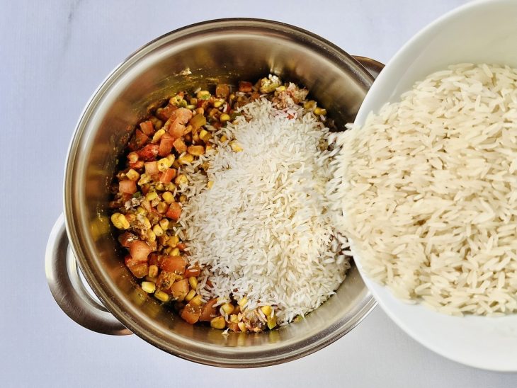 Arroz adicionado a panela.