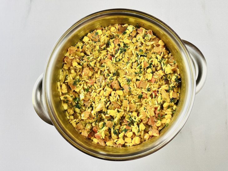 Arroz cozinhando na panela.