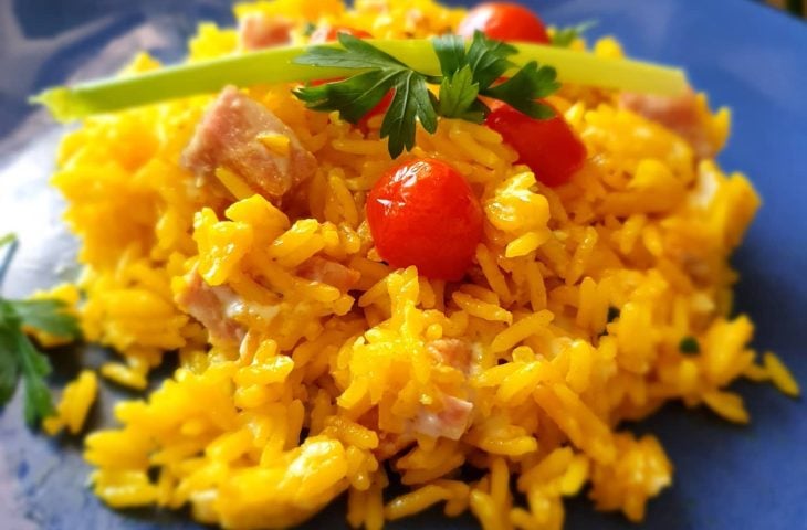 Arroz cremoso com açafrão e calabresa