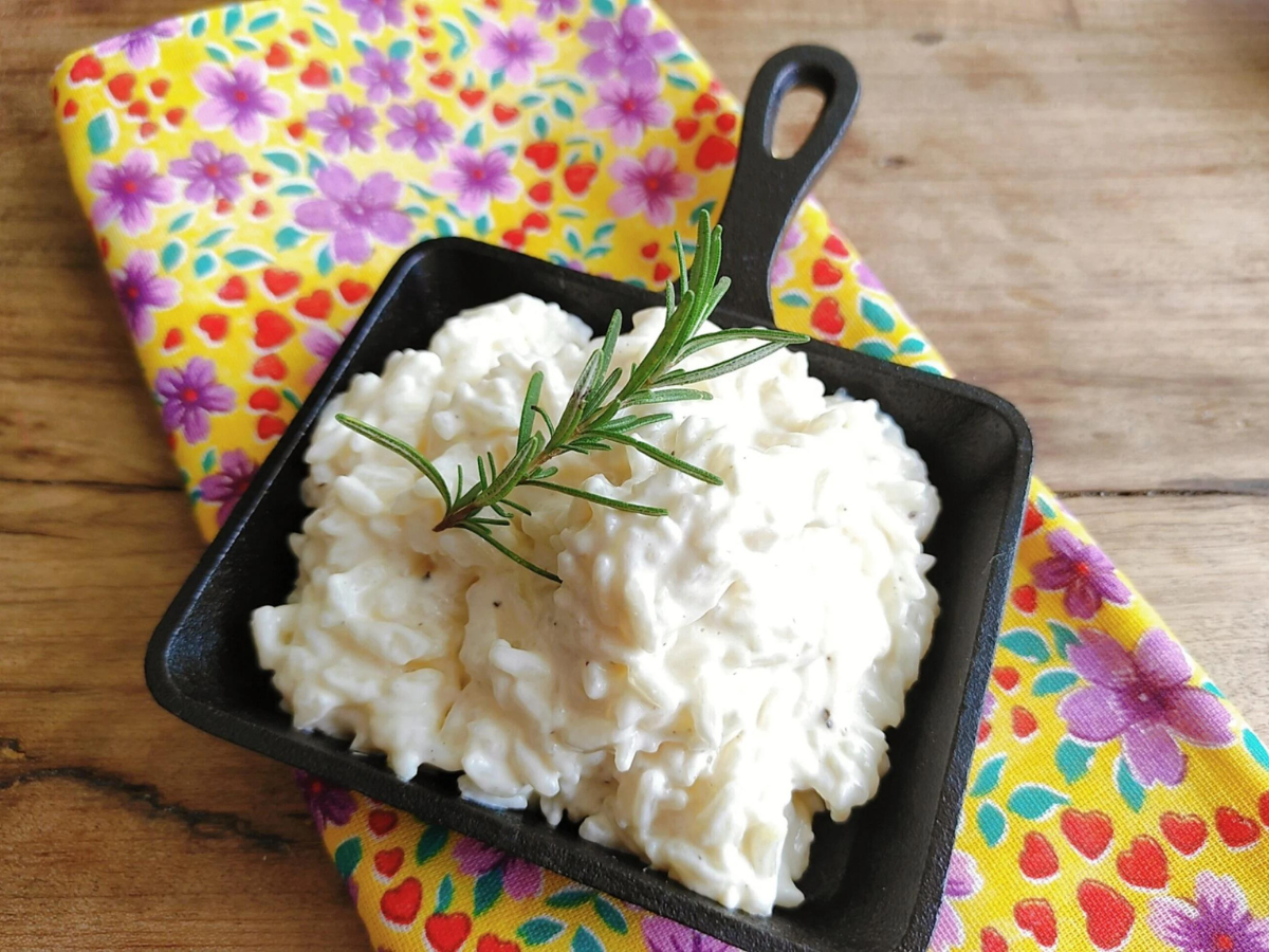 Arroz cremoso com queijo fácil