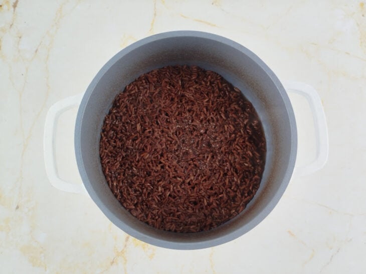 Panela totalmente tampada com o arroz secando em fogo baixo.