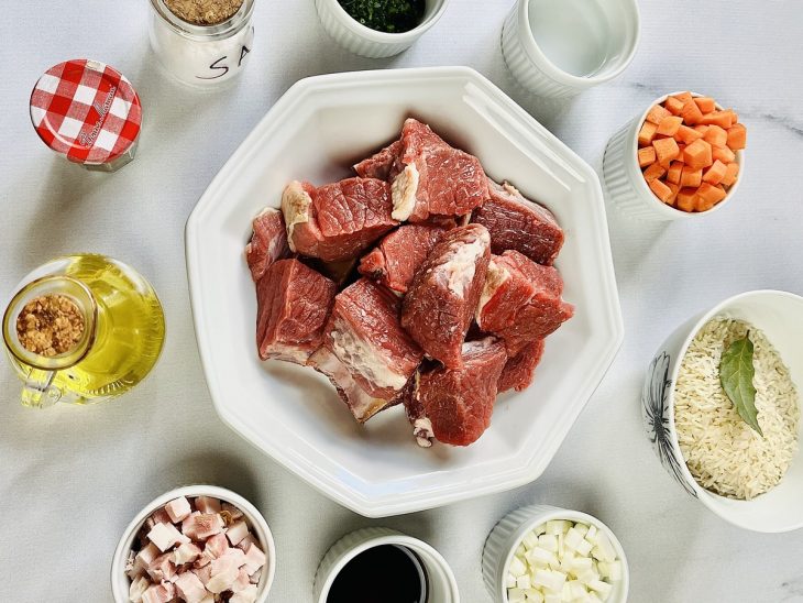Ingredientes reunidos em uma bancada.
