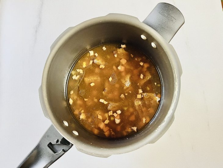 Sal adicionado a panela de pressão.