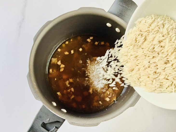 Arroz adicionado a panela.