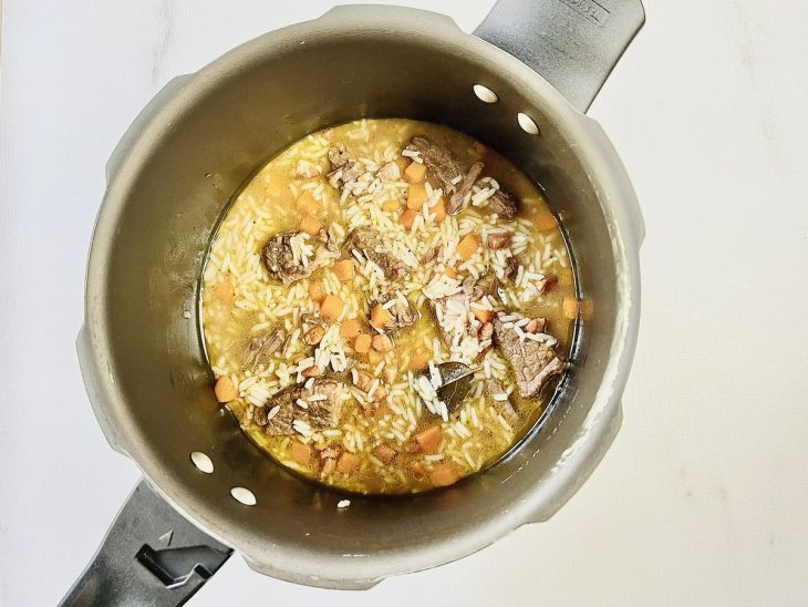 Arroz cozido na panela de pressão.