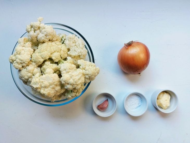 Ingredientes do arroz de couve-flor reunidos na bancada.