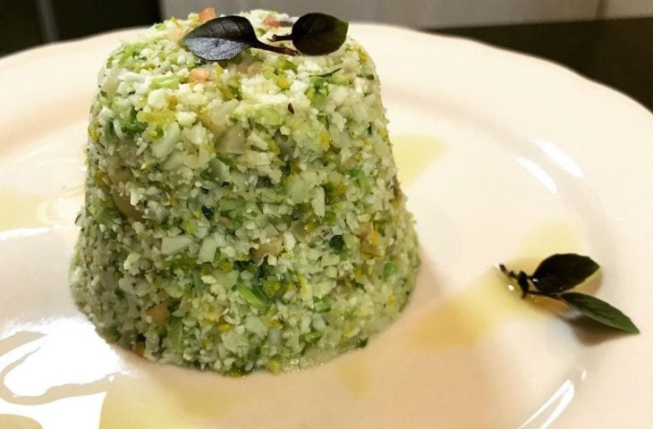 Arroz de couve-flor com brócolis e castanhas