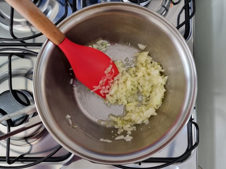 Panela com temperos refogados.