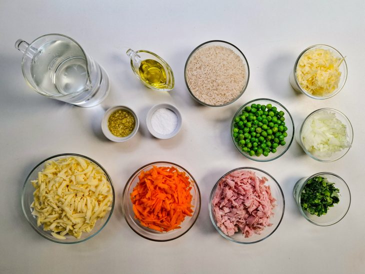 Ingredientes reunidos em uma bancada.