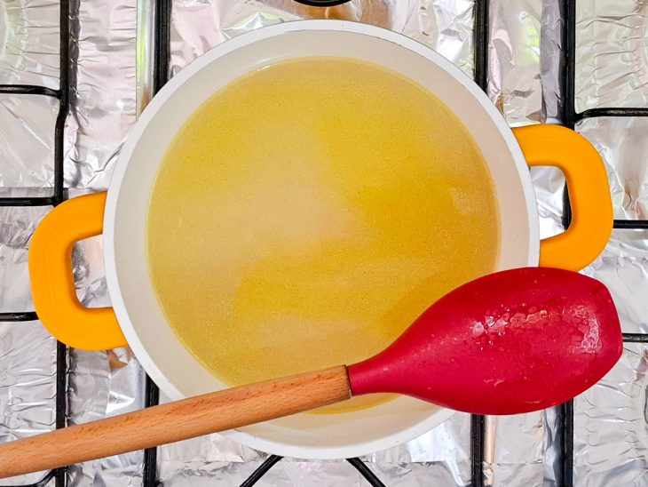 Arroz, sal e água adicionados a panela.