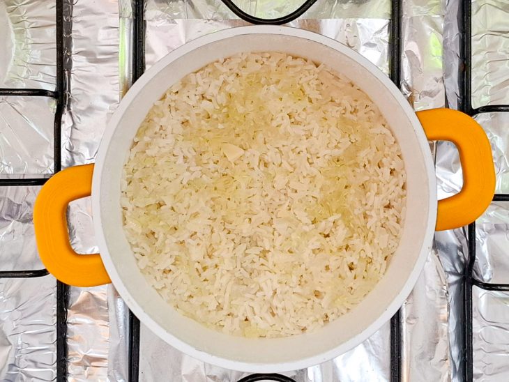 Arroz cozinhando na panela.