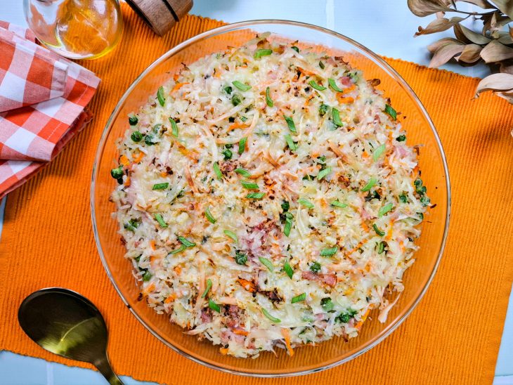 Arroz de forno com presunto e queijo pronto para consumo.