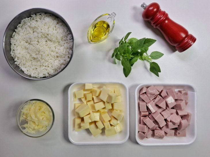 Ingredientes reunidos em uma bancada.