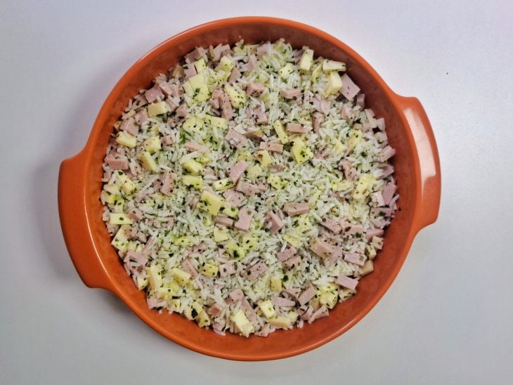 Travessa redonda com uma porção da mistura de arroz temperada com azeite e pimenta-do-reino.
